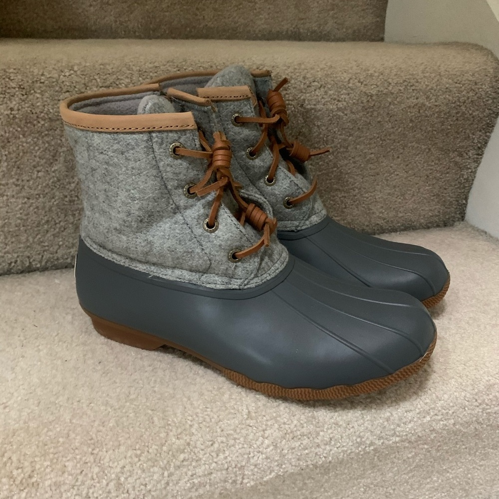 Sperry boots grey